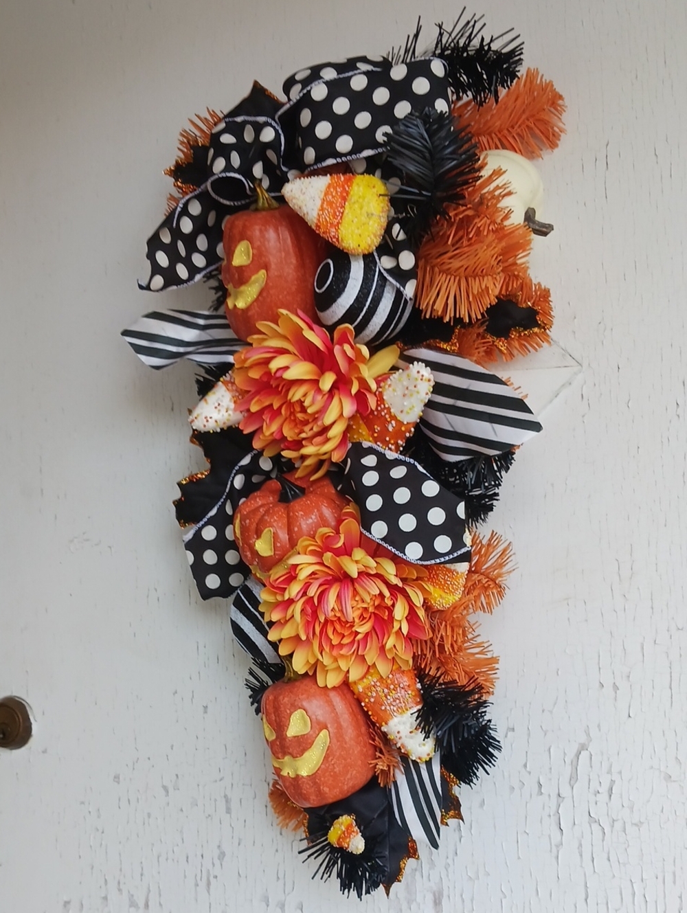 Gorgeous! Halloween Pumpkin & Floral Door Swag in Orange, Black, and White - 🎃